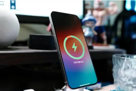 宾阳苹果15换屏服务分享用什么充电器给iPhone15充电更好 